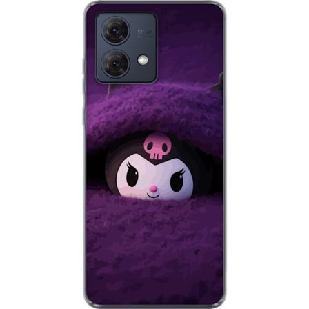 Yhteensopiva Puhelinkuori Motorola Moto G84 Kuromi lilassa pörröisessä ympäristössä, jossa on salaperäinen kawaii-suunnittelu.