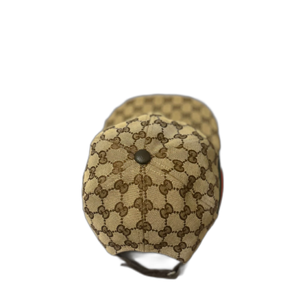 beige keps med gg monogram logga