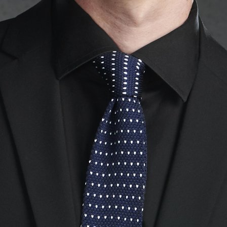 Corbata de punto azul con tulipanes blancos para hombres - Corbatas estrechas