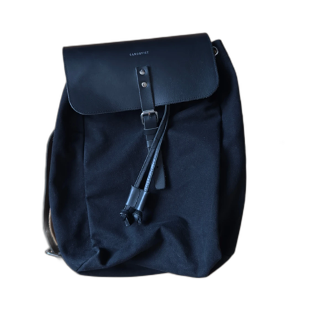 Svart stilren ryggsäck med spänne Sandqvist