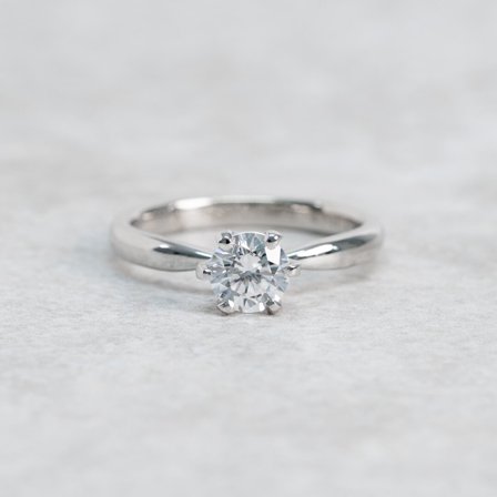 Förlovningsring Linnea, 18K Vitguld : Carat - Vänligen välj, Diamanter - Naturliga, Gravyrstil - Vänligen välj, Storlek - 45 - Förlovning- och 