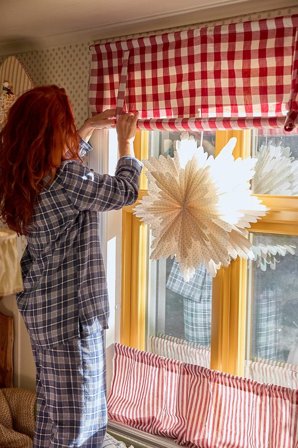 Cellbes of Sweden - Vævet, ternet liftgardin i rød / hvid / ternet i størrelse 140 x 100 cm