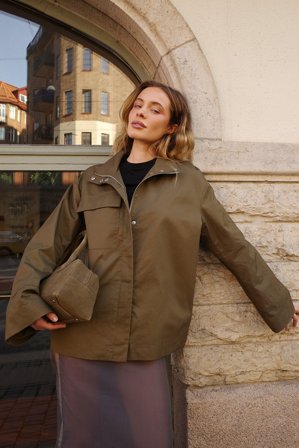 NA-KD Oversize-Kurz-Trenchcoat mit hohem Kragen - Trenchcoats - Grün - EU 34