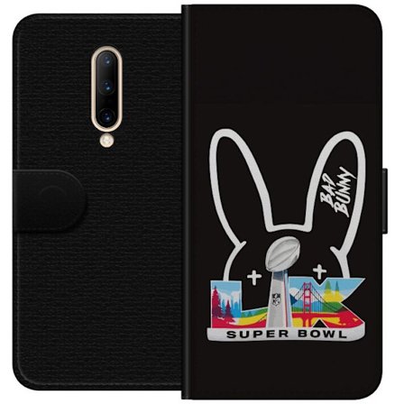 Kompatibelt Lommeboketui til OnePlus 7 Pro Bad Bunny portrett med åpen skjorte, tatoveringer og krøllete hår i stilfull motefotografering