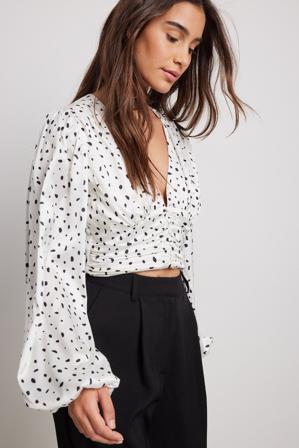 NA-KD Party Blouse col en V froncée à la taille en tissu satiné - Blouses - Blanc,Dotted - EU 42