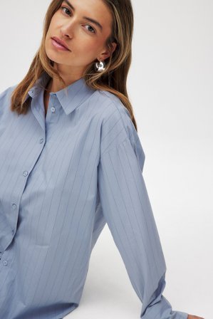 NA-KD - Oversized langermet skjorte i bomull - Skjorter - Blå/Stripetete - EU 32