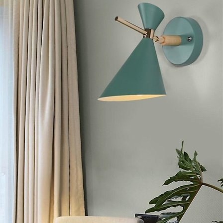 Tradisjonelle klassiske nordiske vegglamper i jern