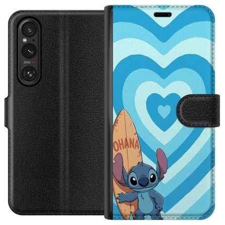 Kompatibel Tegnebogsetui til Sony Xperia 1 V Sjov tegneserieillustration af Stitch med surfbræt og blå hjerter