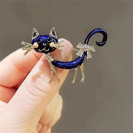 Ridning Kvast Flygande Katt Brosch För Kvinnor Tecknade Söt Häxkatten Krage Lapel Stift Roliga Djur Ryggsäck Märker Smycker BC23Y0178