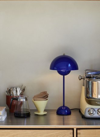 Flowerpot VP3 bordlampe H50 - kobolt blå