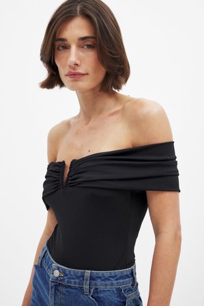 Sofi Fahrman Engelbert x NA-KD Jersey-Body mit tiefem V-Ausschnitt - Schulterfreie Oberteile - Schwarz - XS (EU 32)