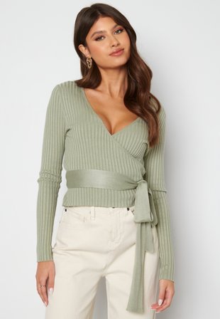 BUBBLEROOM Enea knitted wrap top Dusty green Klær