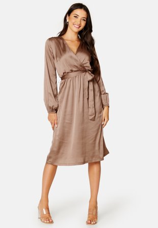 BUBBLEROOM Gisele Satin Midi Dress Nougat Klær
