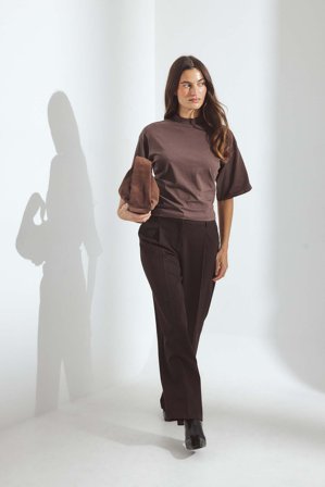 NA-KD Tailliertes Baumwoll-T-Shirt mit Trichterausschnitt - T-Shirts - Braun - L