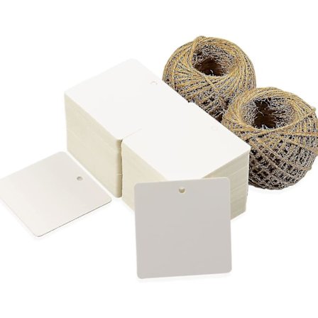 200 st fyrkantiga presentlappar i papper med snöre. Vita tomma kraftpapperslappar