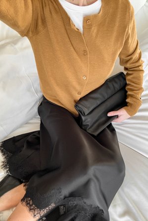 NA-KD Asymmetric Satin Lace Midi Skirt - Satin nederdele - Sort - EU 34