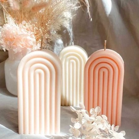 U-muotoinen, korkea kaareva kynttilä, halkaisija 12 cm, valkoinen.