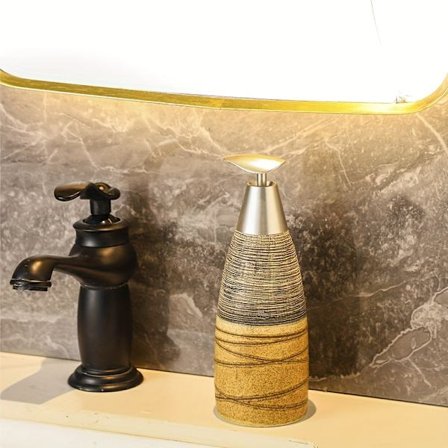 Badeværelsesorganisering og opbevaringsartikler: luksuriøse trykdispenserflasker til håndsæbe, vaskemiddel, shampoo og body wash.