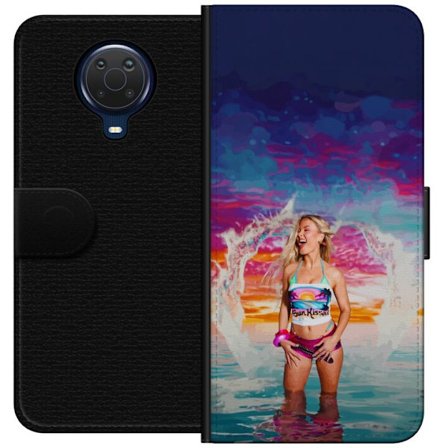 Kompatibel Tegnebogsetui til Nokia G20 Blond kvinde i farverigt strandtøj, der leger i havet ved solnedgang