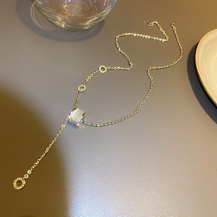 Halsband med guldpläterad diamant opal cylinderbokstav, trendigt