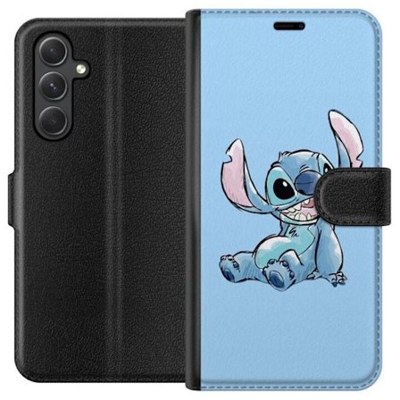 Kompatibelt Lommeboketui til Samsung Galaxy A35 Håndtegnet illustrasjon av sittende Stitch mot lysblå ensfarget bakgrunn