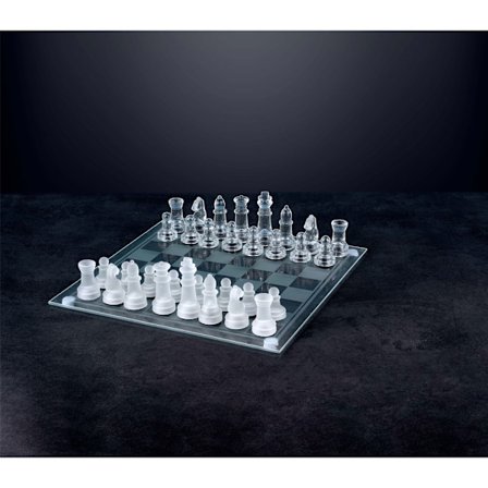 Transparent skakbræt med elegante glasbrikker